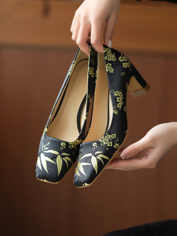 Elegant High-End Qipao Shoes with Thick Heels for Wedding Banquets - Comfortable Fit for Wide Feet, Perfect for Traditional Outfits Elegant High-End Qipao Shoes with Thick Heels for Wedding Banquets - Comfortable Fit for Wide Feet, Perfect for Traditional Outfits