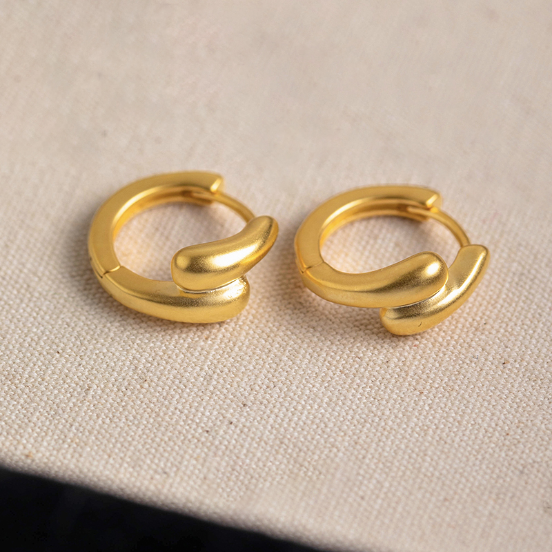 Elegant Matte Geometric Clip-On Earrings for Women - Minimalist Fashion Small Mosquito Coil Design