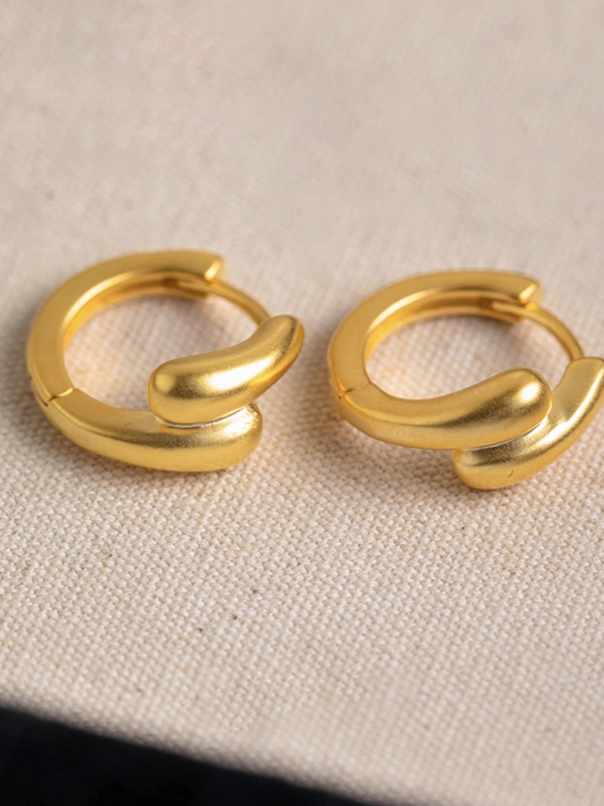 Elegant Matte Geometric Clip-On Earrings for Women - Minimalist Fashion Small Mosquito Coil Design Elegant Matte Geometric Clip-On Earrings for Women - Minimalist Fashion Small Mosquito Coil Design