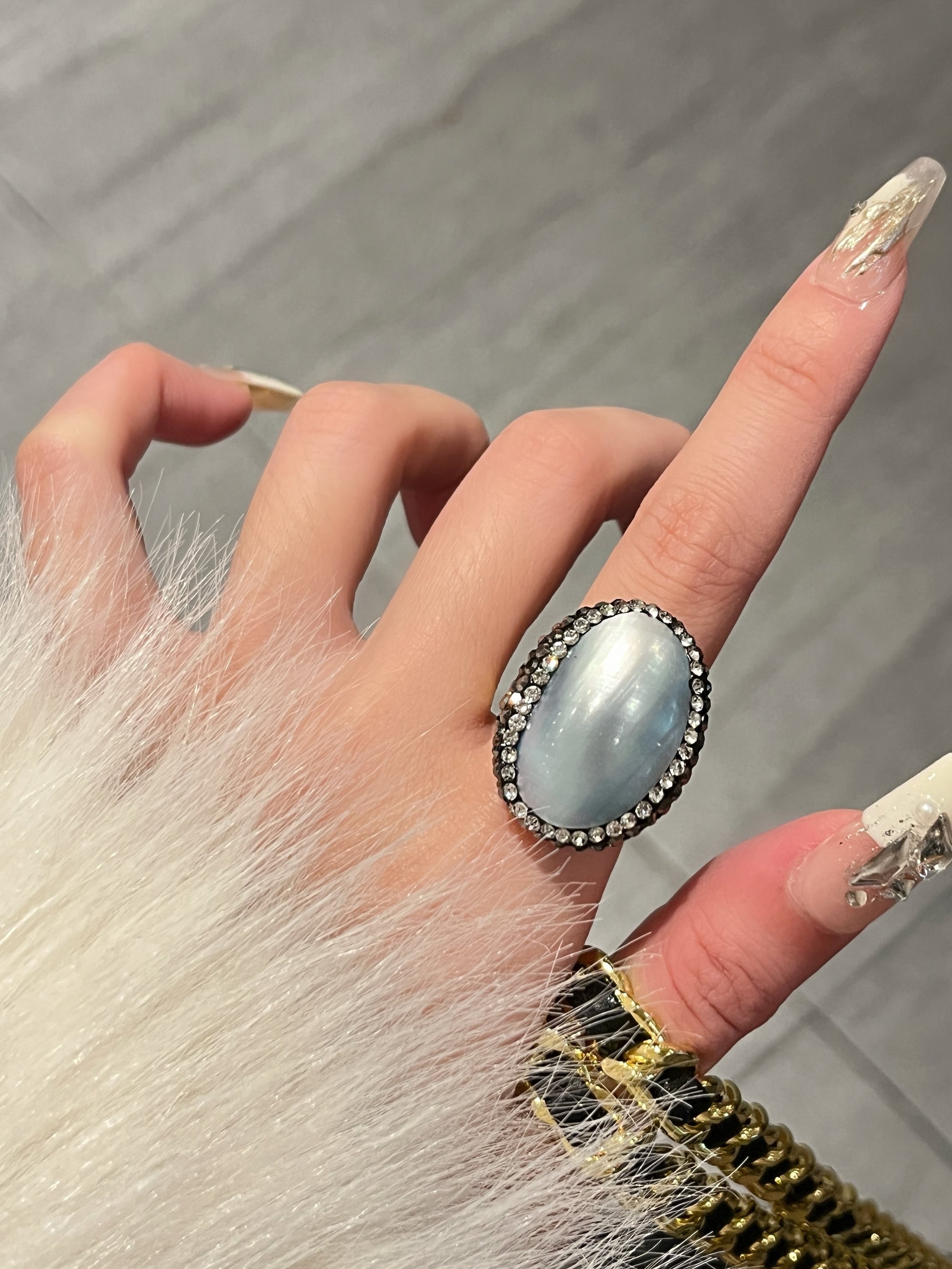Elegant Natural Deep-Sea Pearl Gray Shell Ring for Women, High-End Light Luxury Wide Finger Ring, Chic Accessory for Any Occasion Elegant Natural Deep-Sea Pearl Gray Shell Ring for Women, High-End Light Luxury Wide Finger Ring, Chic Accessory for Any Occasion