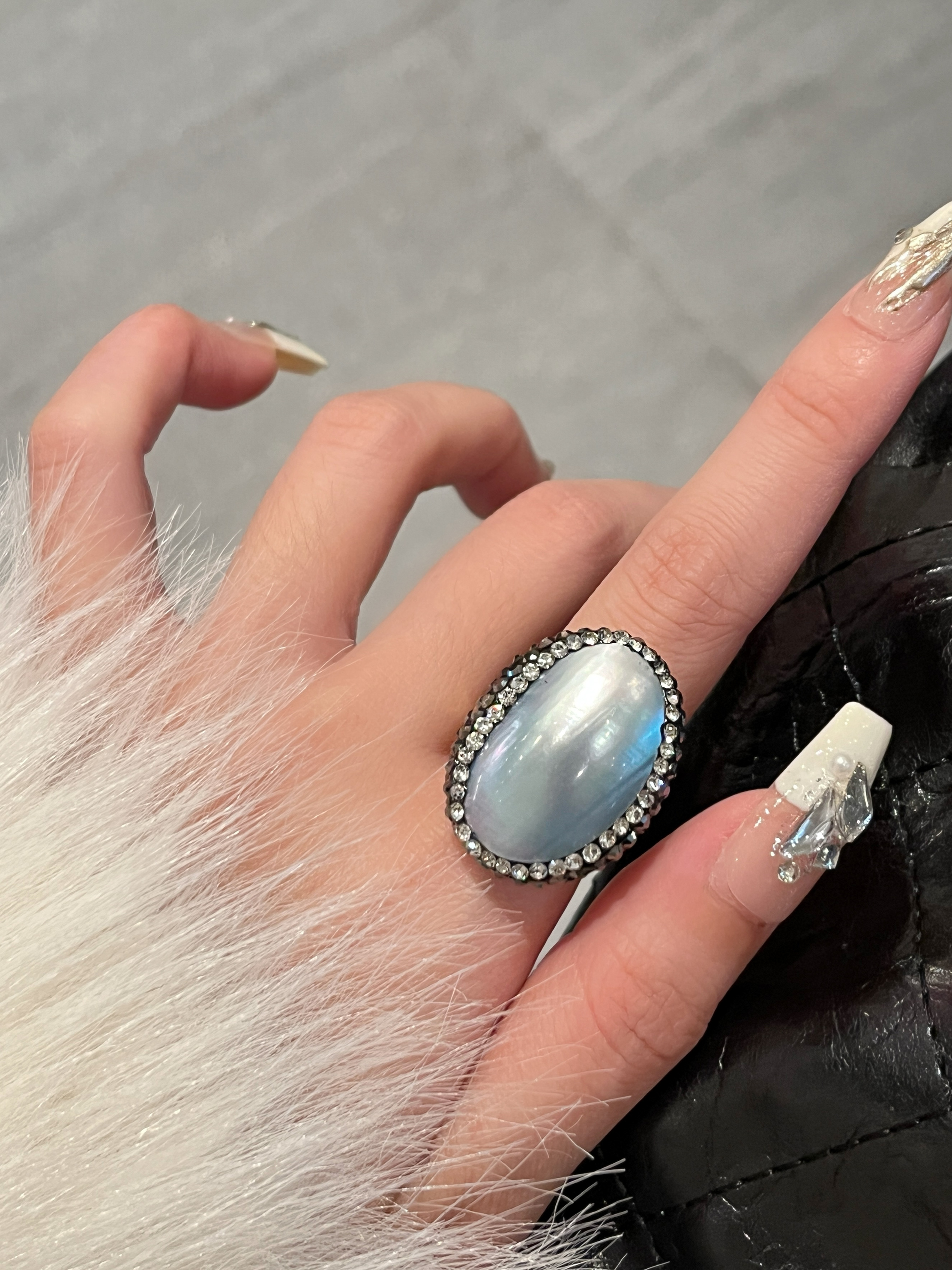 Elegant Natural Deep-Sea Pearl Gray Shell Ring for Women, High-End Light Luxury Wide Finger Ring, Chic Accessory for Any Occasion Elegant Natural Deep-Sea Pearl Gray Shell Ring for Women, High-End Light Luxury Wide Finger Ring, Chic Accessory for Any Occasion