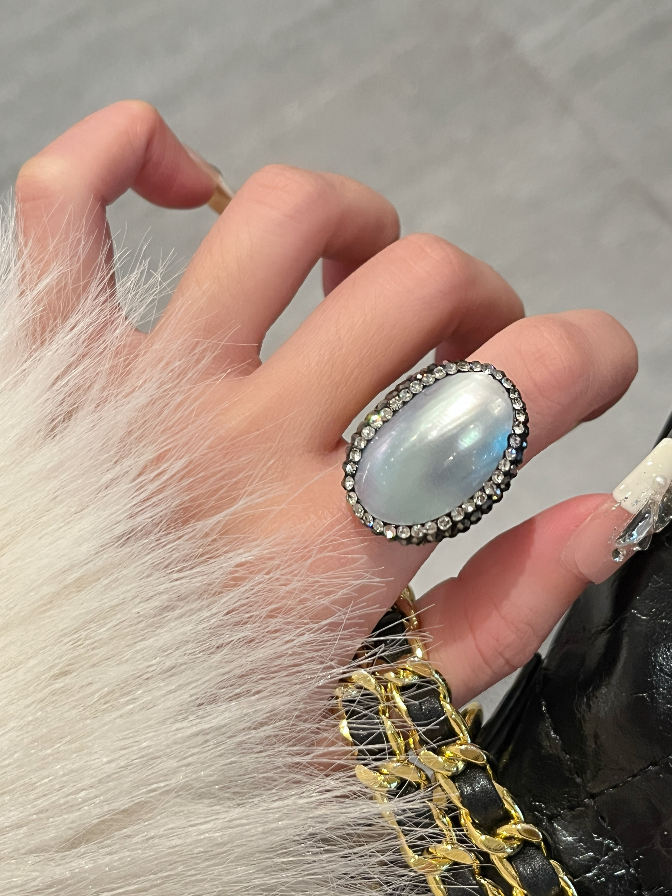 Elegant Natural Deep-Sea Pearl Gray Shell Ring for Women, High-End Light Luxury Wide Finger Ring, Chic Accessory for Any Occasion Elegant Natural Deep-Sea Pearl Gray Shell Ring for Women, High-End Light Luxury Wide Finger Ring, Chic Accessory for Any Occasion