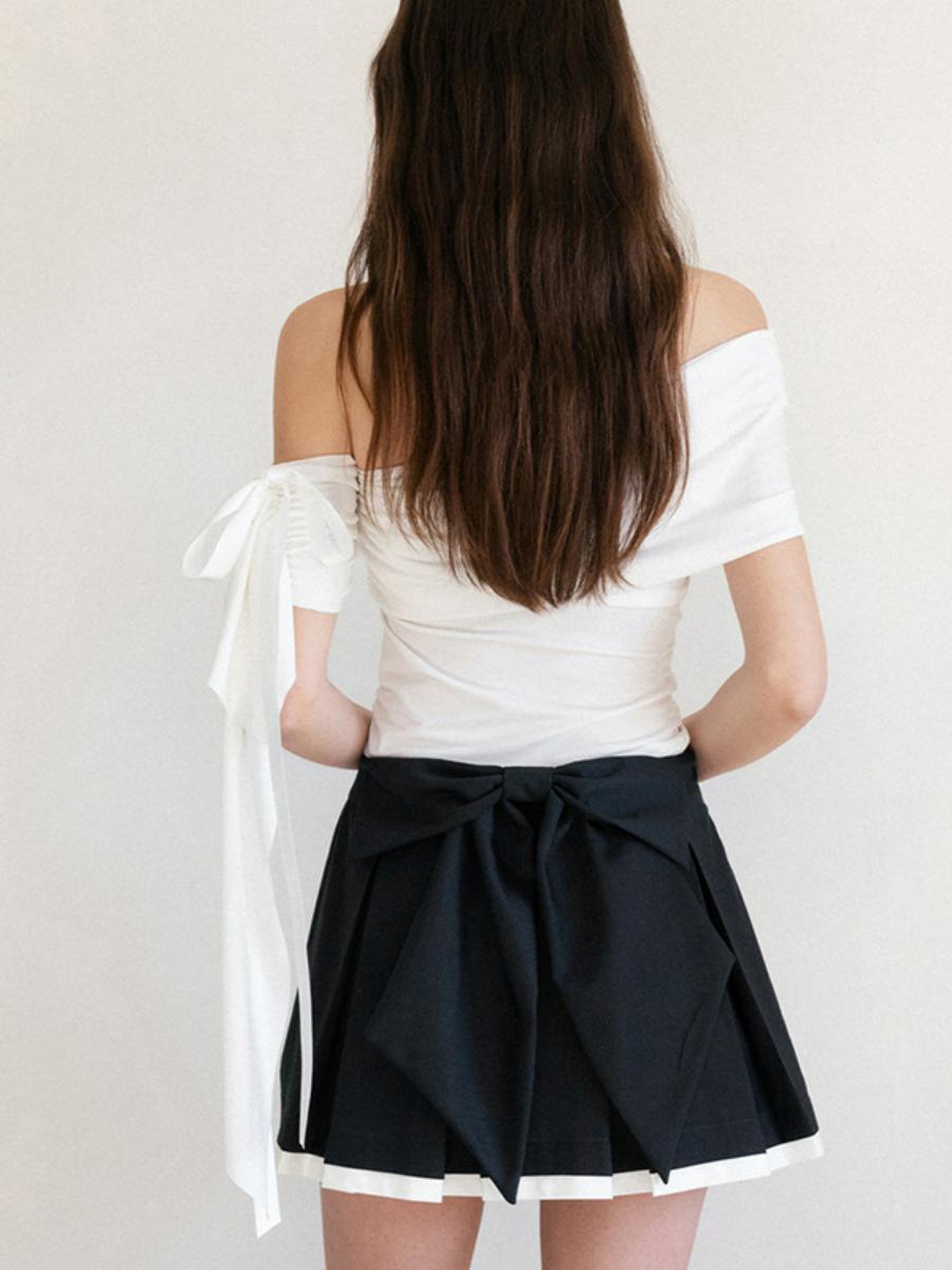 Elegant Off-Shoulder Asymmetrical Knitted Slim-Fit Top with Flowing Strap and Pleated Design - Short Sleeve Fashion T-Shirt Elegant Off-Shoulder Asymmetrical Knitted Slim-Fit Top with Flowing Strap and Pleated Design - Short Sleeve Fashion T-Shirt