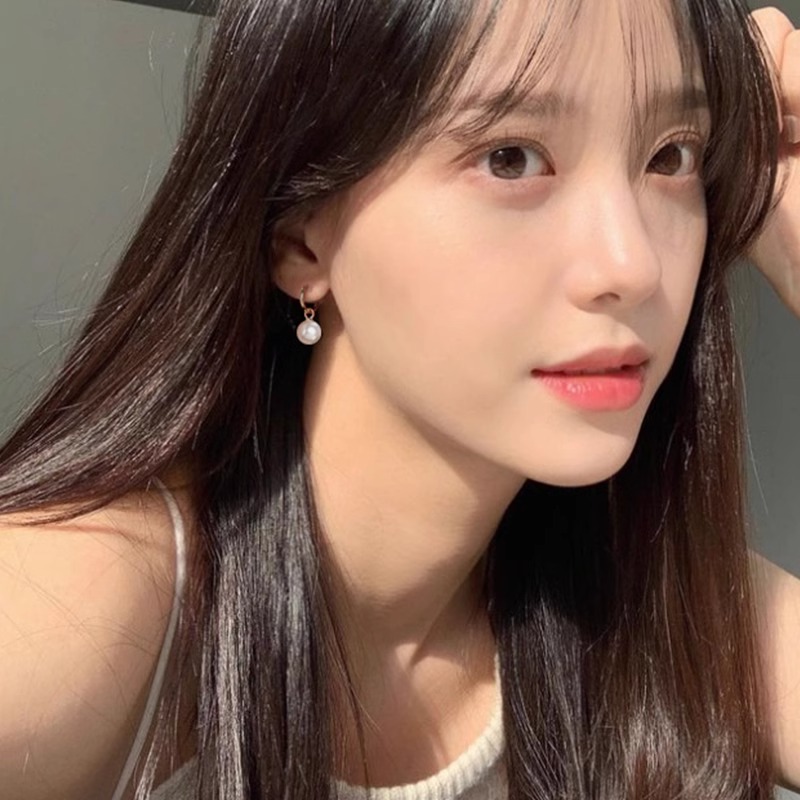 Elegant Pearl Earrings for Women - High-End Designer Ear Accessories - Chic and Stylish Jewelry for Every Occasion