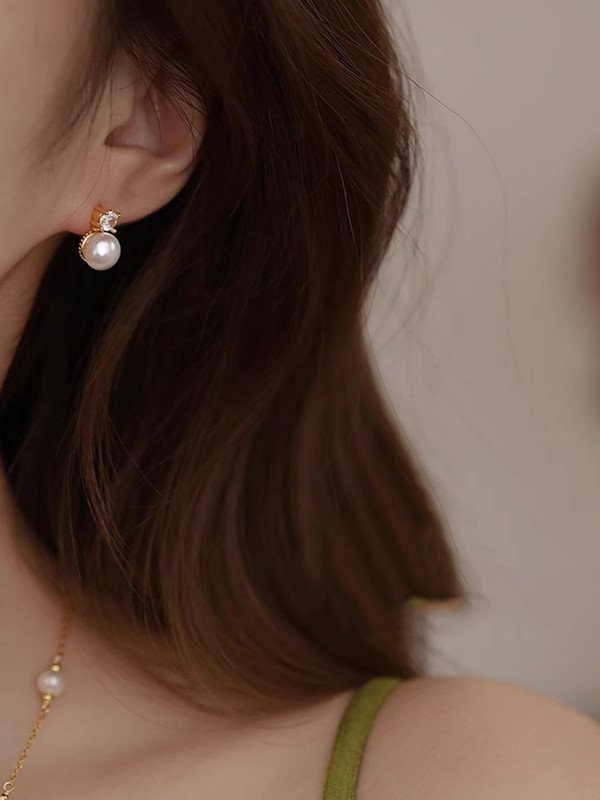 Elegant Pearl Earrings for Women - High-End Light Luxury Design, Chic Lady Style Accessories for Special Occasions Elegant Pearl Earrings for Women - High-End Light Luxury Design, Chic Lady Style Accessories for Special Occasions