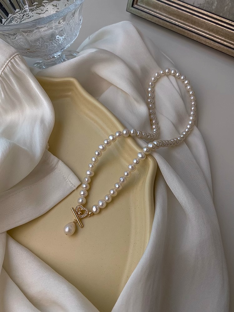 Elegant Pearl Heart OT Buckle Necklace for Women, Light Luxury Clavicle Chain, Trendy Accessory for Chic Style Elegant Pearl Heart OT Buckle Necklace for Women, Light Luxury Clavicle Chain, Trendy Accessory for Chic Style