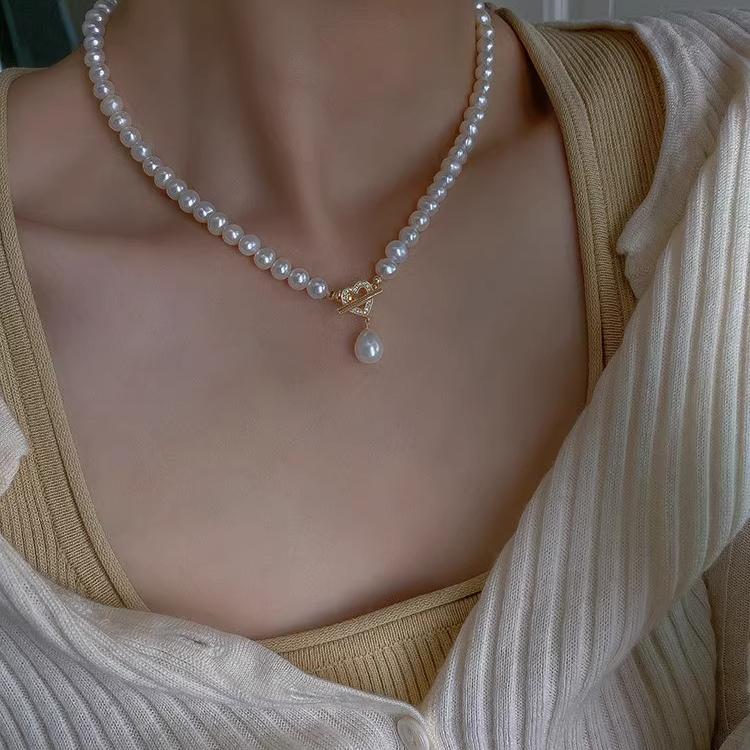 Elegant Pearl Heart OT Buckle Necklace for Women, Light Luxury Clavicle Chain, Trendy Accessory for Chic Style