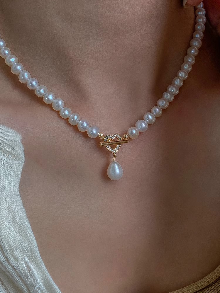 Elegant Pearl Heart OT Buckle Necklace for Women, Light Luxury Clavicle Chain, Trendy Accessory for Chic Style Elegant Pearl Heart OT Buckle Necklace for Women, Light Luxury Clavicle Chain, Trendy Accessory for Chic Style