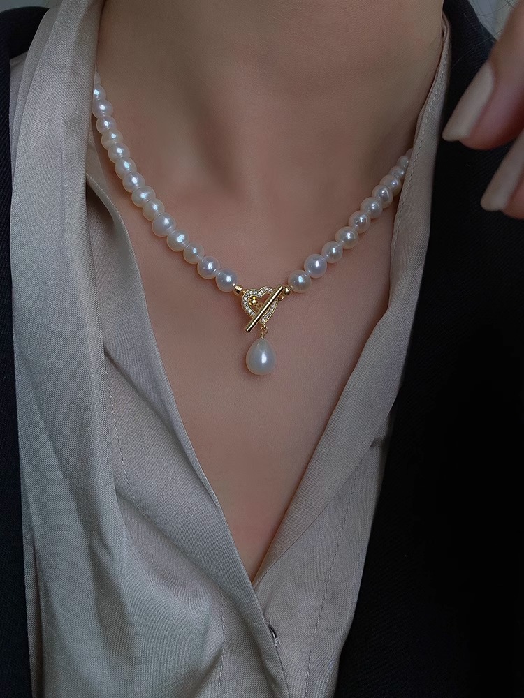 Elegant Pearl Heart OT Buckle Necklace for Women, Light Luxury Clavicle Chain, Trendy Accessory for Chic Style Elegant Pearl Heart OT Buckle Necklace for Women, Light Luxury Clavicle Chain, Trendy Accessory for Chic Style