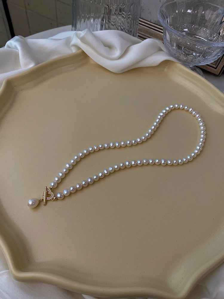 Elegant Pearl Heart OT Buckle Necklace for Women, Light Luxury Clavicle Chain, Trendy Accessory for Chic Style Elegant Pearl Heart OT Buckle Necklace for Women, Light Luxury Clavicle Chain, Trendy Accessory for Chic Style
