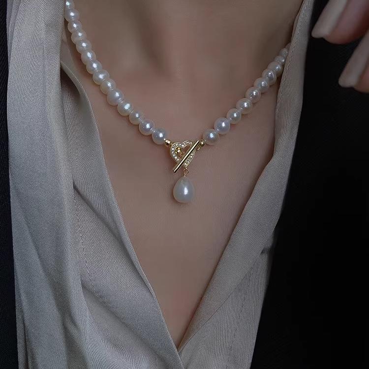 Elegant Pearl Heart OT Buckle Necklace for Women, Light Luxury Clavicle Chain, Trendy Accessory for Chic Style Elegant Pearl Heart OT Buckle Necklace for Women, Light Luxury Clavicle Chain, Trendy Accessory for Chic Style