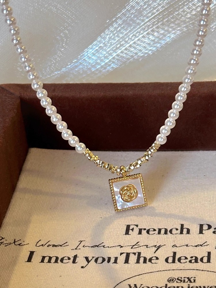 Elegant Pearl Mother-of-Pearl Rose Gold Necklace - Classy French Design Clavicle Chain for Timeless Style Elegant Pearl Mother-of-Pearl Rose Gold Necklace - Classy French Design Clavicle Chain for Timeless Style