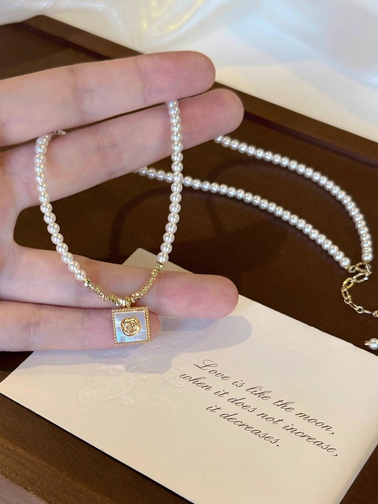 Elegant Pearl Mother-of-Pearl Rose Gold Necklace - Classy French Design Clavicle Chain for Timeless Style