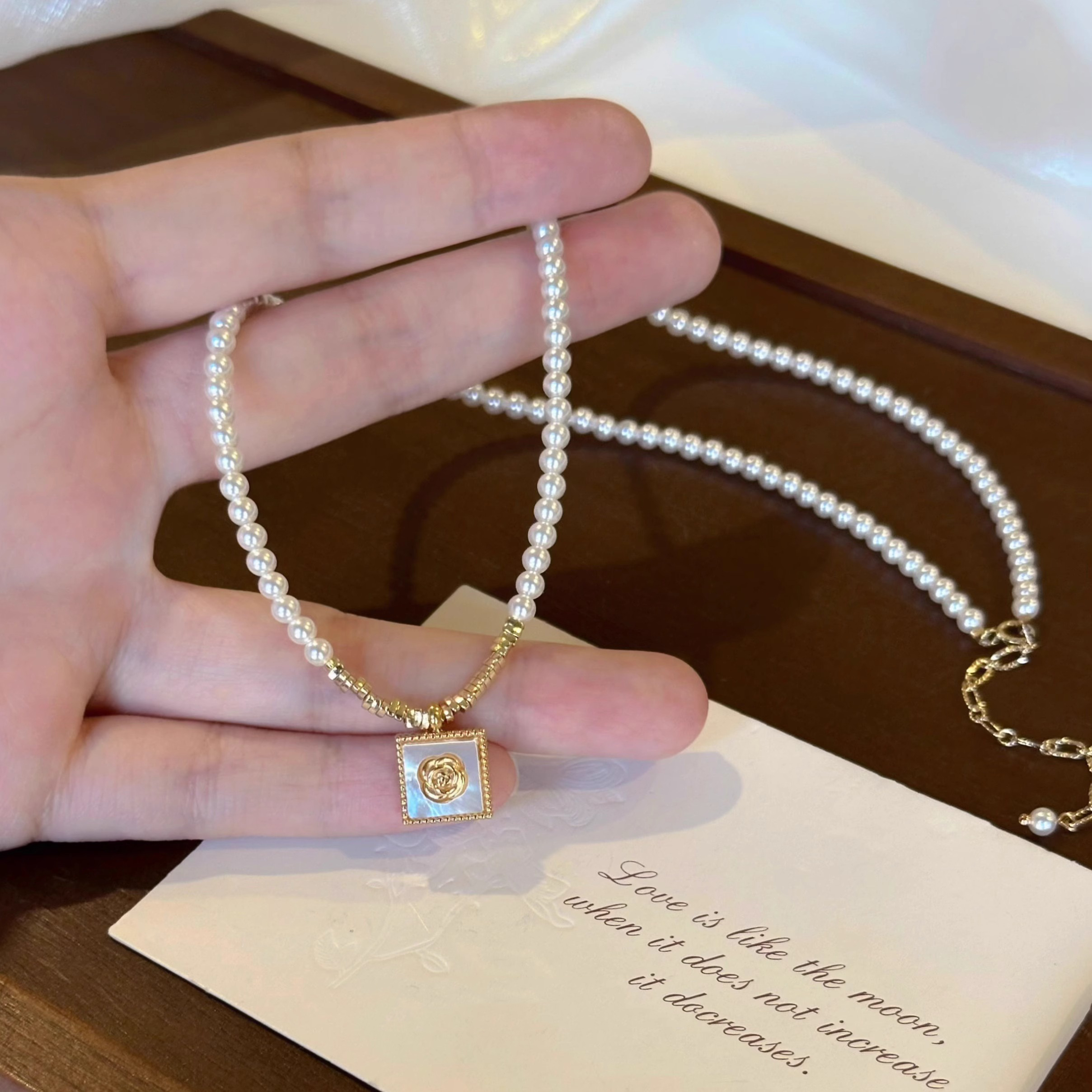 Elegant Pearl Mother-of-Pearl Rose Gold Necklace - Classy French Design Clavicle Chain for Timeless Style