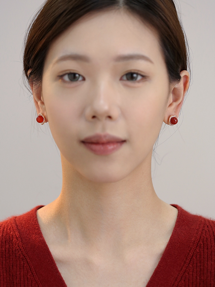 Elegant Red Agate Earrings for Women, Micro-Inlaid Zircon, Minimalist Chinese Style, Versatile High-End Jewelry for New Year Celebrations Elegant Red Agate Earrings for Women, Micro-Inlaid Zircon, Minimalist Chinese Style, Versatile High-End Jewelry for New Year Celebrations