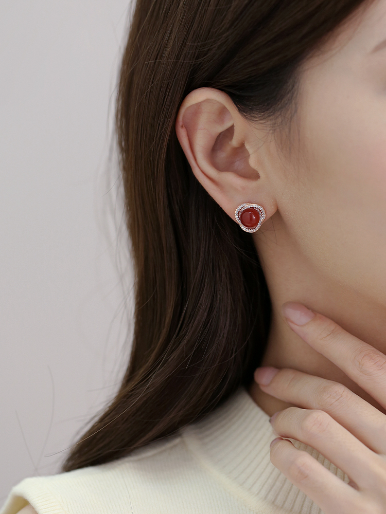 Elegant Red Agate Earrings for Women, Micro-Inlaid Zircon, Minimalist Chinese Style, Versatile High-End Jewelry for New Year Celebrations Elegant Red Agate Earrings for Women, Micro-Inlaid Zircon, Minimalist Chinese Style, Versatile High-End Jewelry for New Year Celebrations