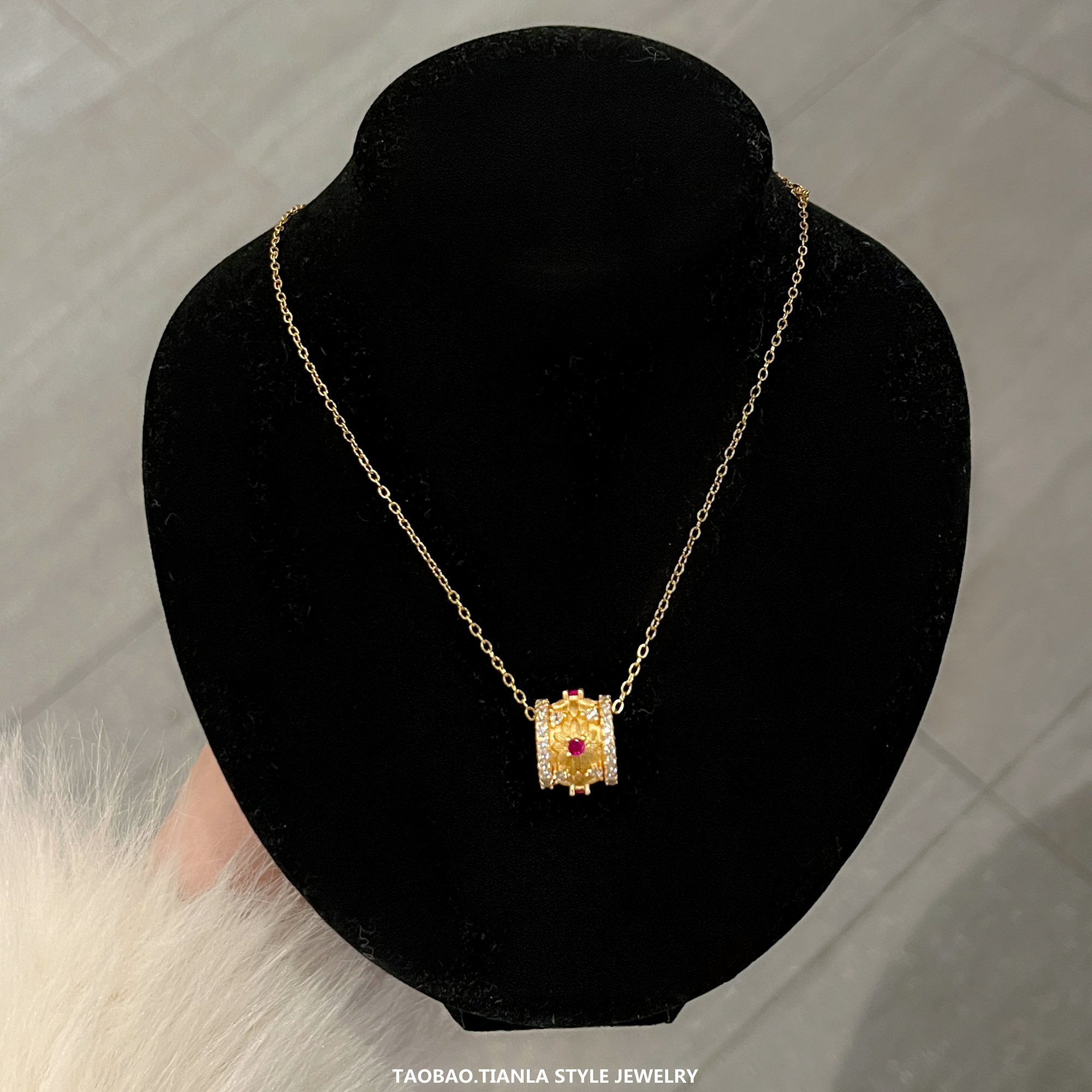 Elegant Red Ruby Pendant Necklace for Women - Light Luxury Collarbone Chain Accessory Elegant Red Ruby Pendant Necklace for Women - Light Luxury Collarbone Chain Accessory