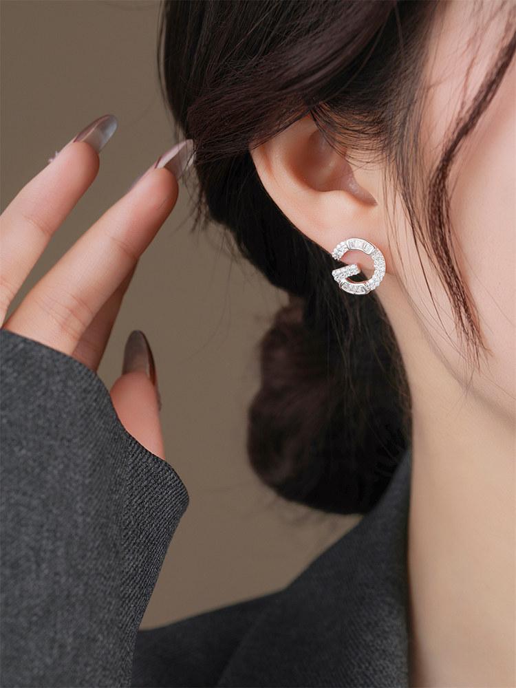 Elegant Sterling Silver Letter G Stud Earrings - High-End Decorative Piece, Unique Niche Accessories for Classy Looks Elegant Sterling Silver Letter G Stud Earrings - High-End Decorative Piece, Unique Niche Accessories for Classy Looks