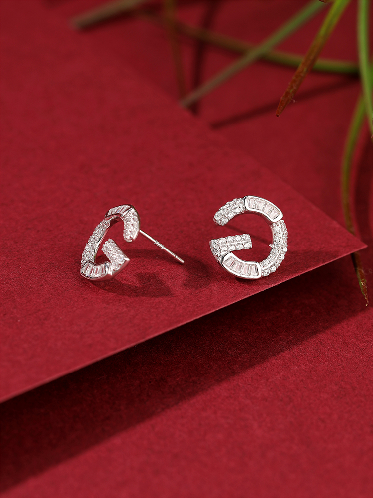 Elegant Sterling Silver Letter G Stud Earrings - High-End Decorative Piece, Unique Niche Accessories for Classy Looks Elegant Sterling Silver Letter G Stud Earrings - High-End Decorative Piece, Unique Niche Accessories for Classy Looks