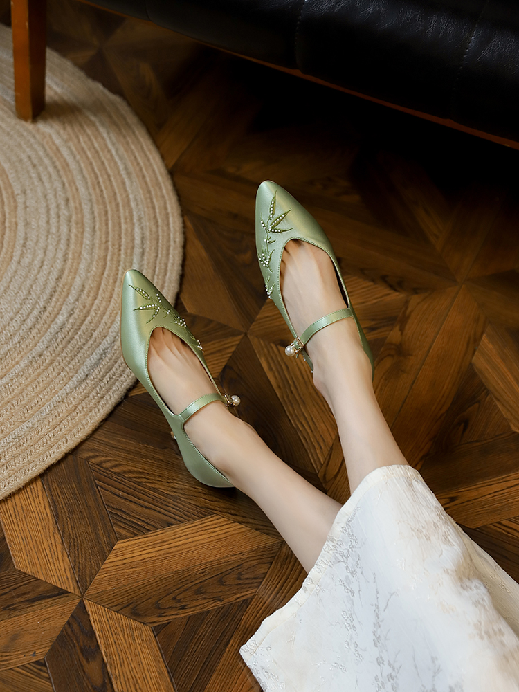 Embroidered Mary Jane Mid-Heel Shoes for Brides - National Style, Perfect for Qipao, Comfortable Daily Wear, Elegant Wedding Footwear Embroidered Mary Jane Mid-Heel Shoes for Brides - National Style, Perfect for Qipao, Comfortable Daily Wear, Elegant Wedding Footwear