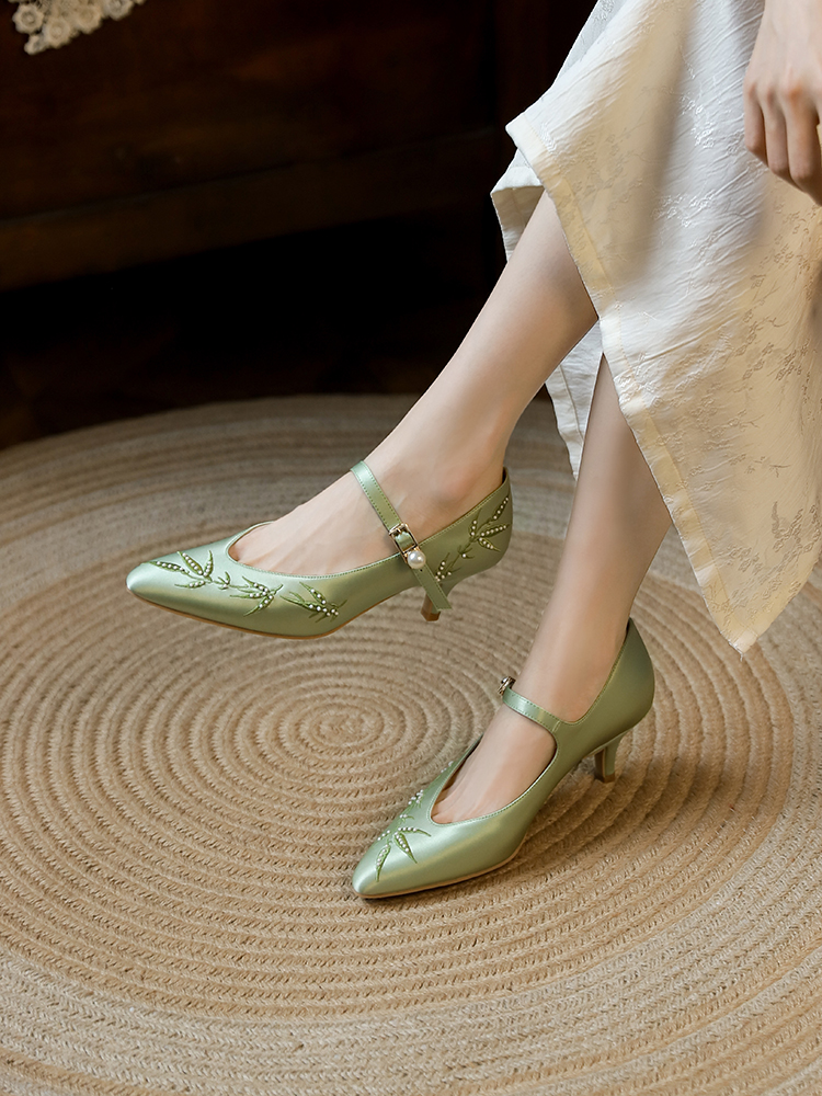 Embroidered Mary Jane Mid-Heel Shoes for Brides - National Style, Perfect for Qipao, Comfortable Daily Wear, Elegant Wedding Footwear Embroidered Mary Jane Mid-Heel Shoes for Brides - National Style, Perfect for Qipao, Comfortable Daily Wear, Elegant Wedding Footwear