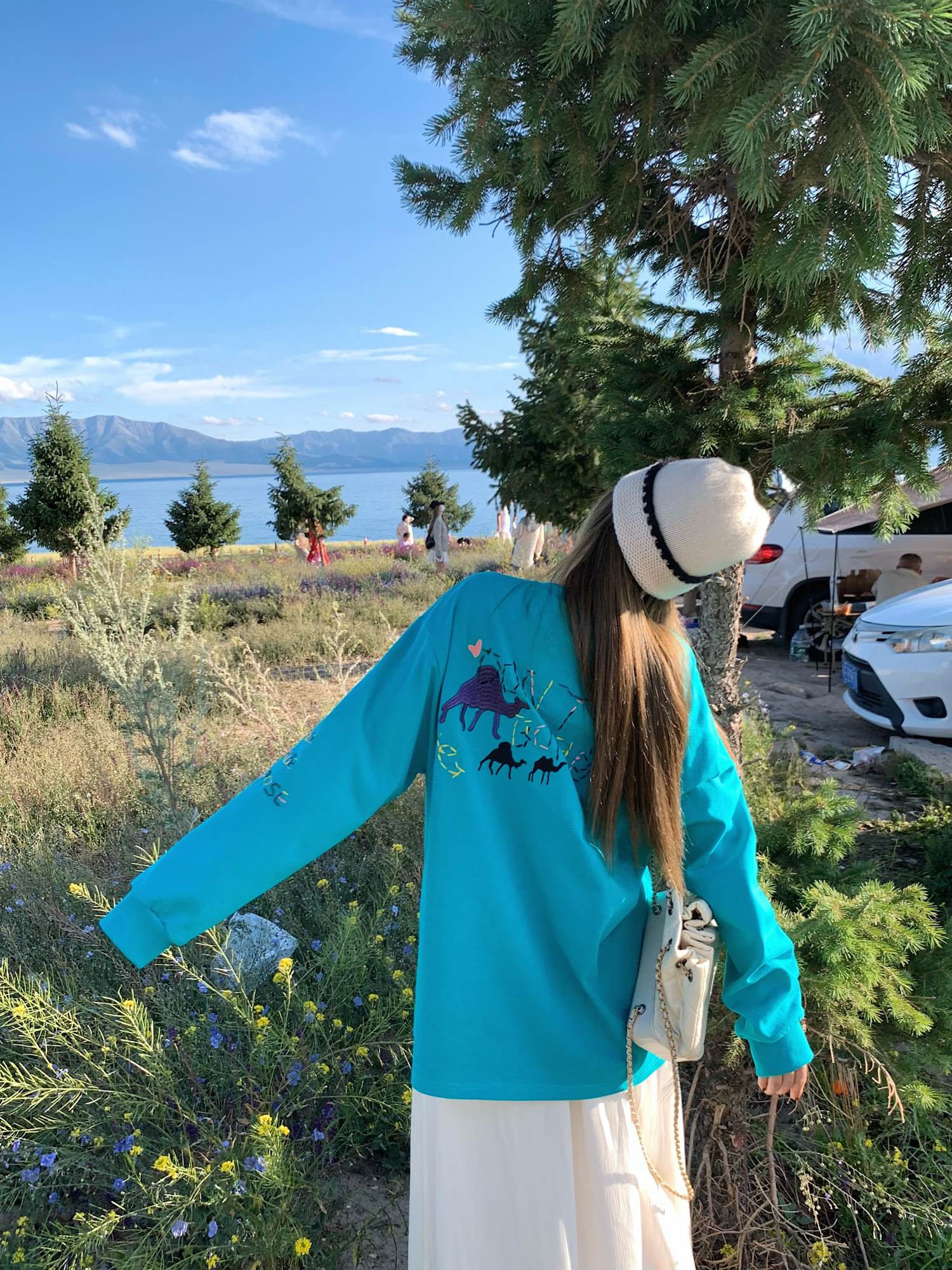 Embroidered Round Neck Loose Shoulder Sweatshirt - 'Keep Moving Forward' Design, Trendy 90s Inspired Look Embroidered Round Neck Loose Shoulder Sweatshirt - 'Keep Moving Forward' Design, Trendy 90s Inspired Look