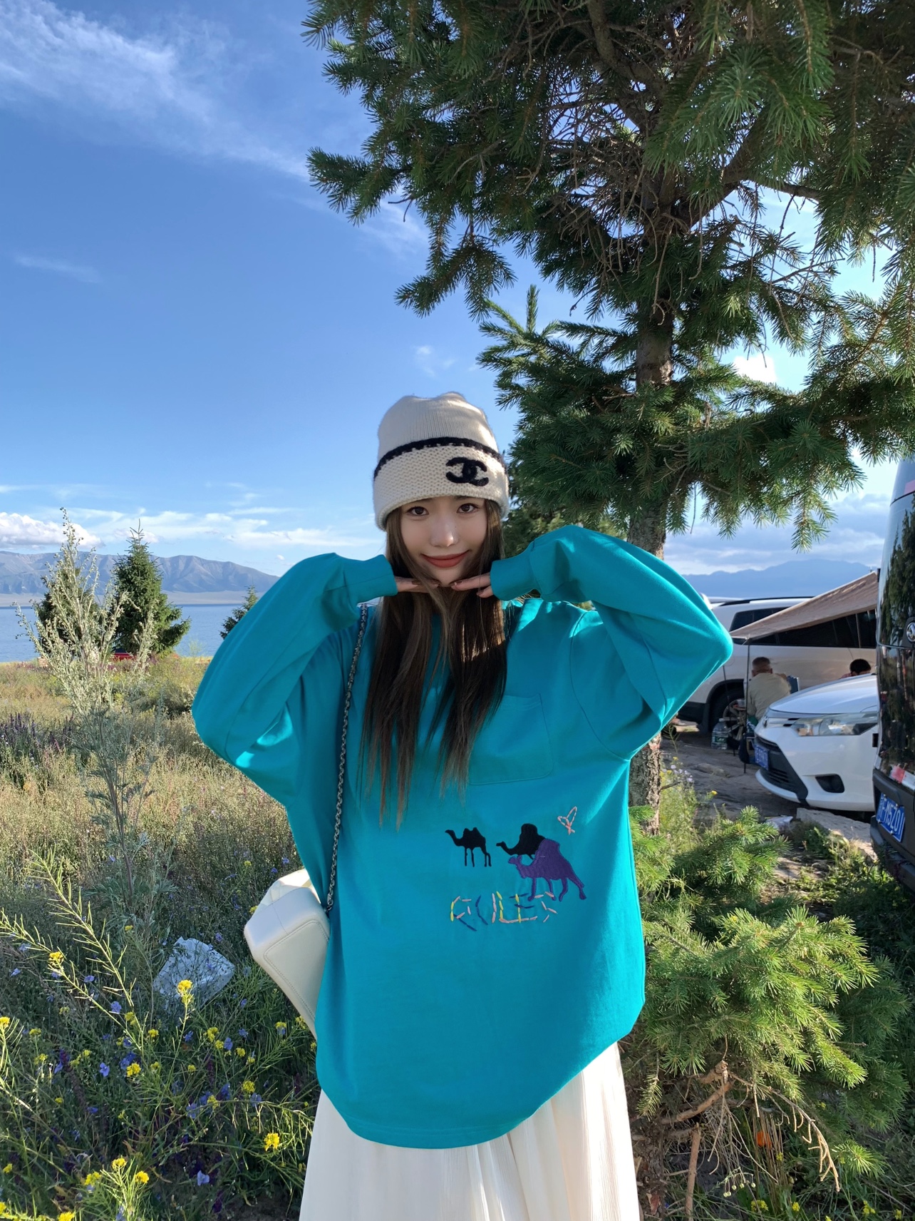 Embroidered Round Neck Loose Shoulder Sweatshirt - 'Keep Moving Forward' Design, Trendy 90s Inspired Look Embroidered Round Neck Loose Shoulder Sweatshirt - 'Keep Moving Forward' Design, Trendy 90s Inspired Look