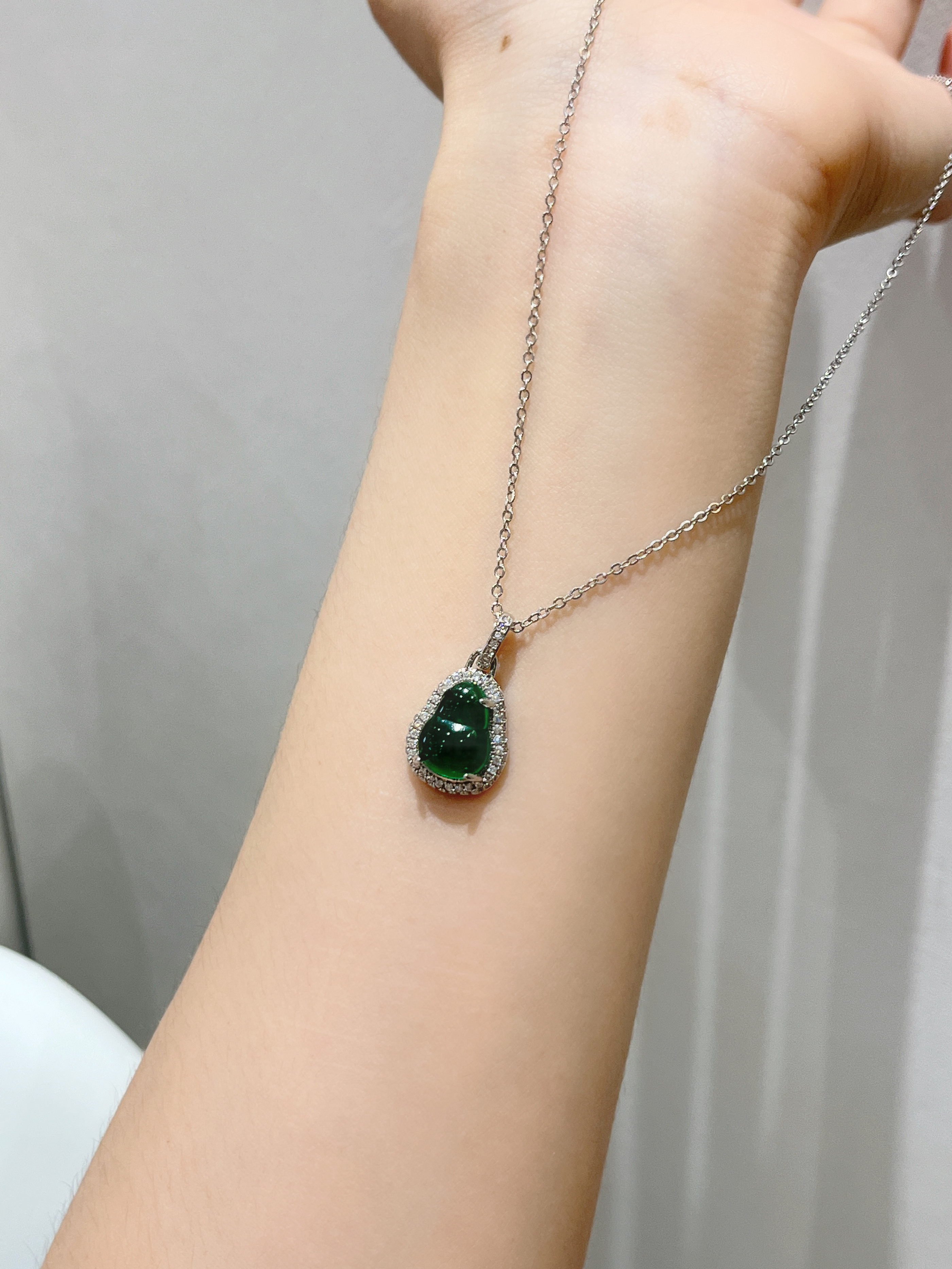 Emerald Green Jade Gourd Pendant Necklace for Women - Summer Light Luxury Versatile Fashion Collarbone Chain Emerald Green Jade Gourd Pendant Necklace for Women - Summer Light Luxury Versatile Fashion Collarbone Chain