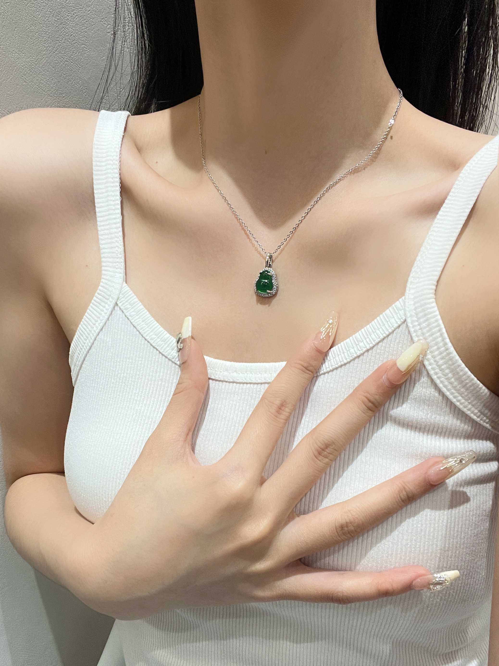 Emerald Green Jade Gourd Pendant Necklace for Women - Summer Light Luxury Versatile Fashion Collarbone Chain Emerald Green Jade Gourd Pendant Necklace for Women - Summer Light Luxury Versatile Fashion Collarbone Chain