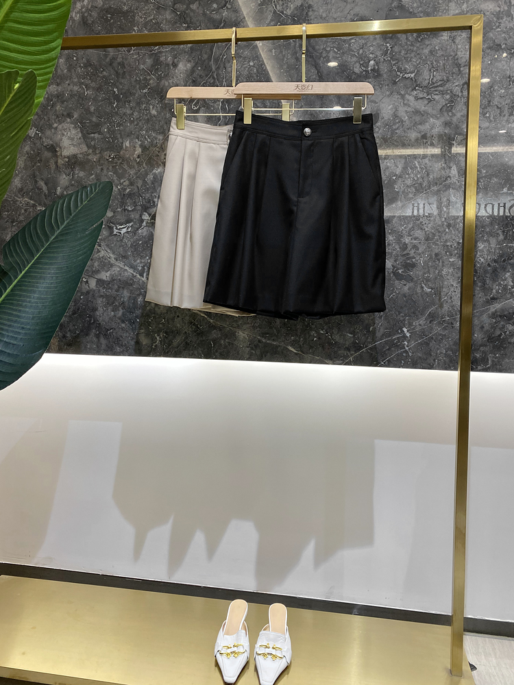 European Style Women's Summer Solid Color Pleated Wide Leg Five-Point Shorts - Versatile Slim Fit for Effortless Chic European Style Women's Summer Solid Color Pleated Wide Leg Five-Point Shorts - Versatile Slim Fit for Effortless Chic