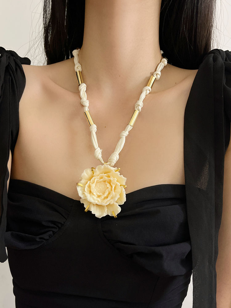 Exaggerated Contrasting Color Resin Flower Necklace for Women - 2025 High-End Fabric Splicing Sweater Chain, European and American Style Exaggerated Contrasting Color Resin Flower Necklace for Women - 2025 High-End Fabric Splicing Sweater Chain, European and American Style