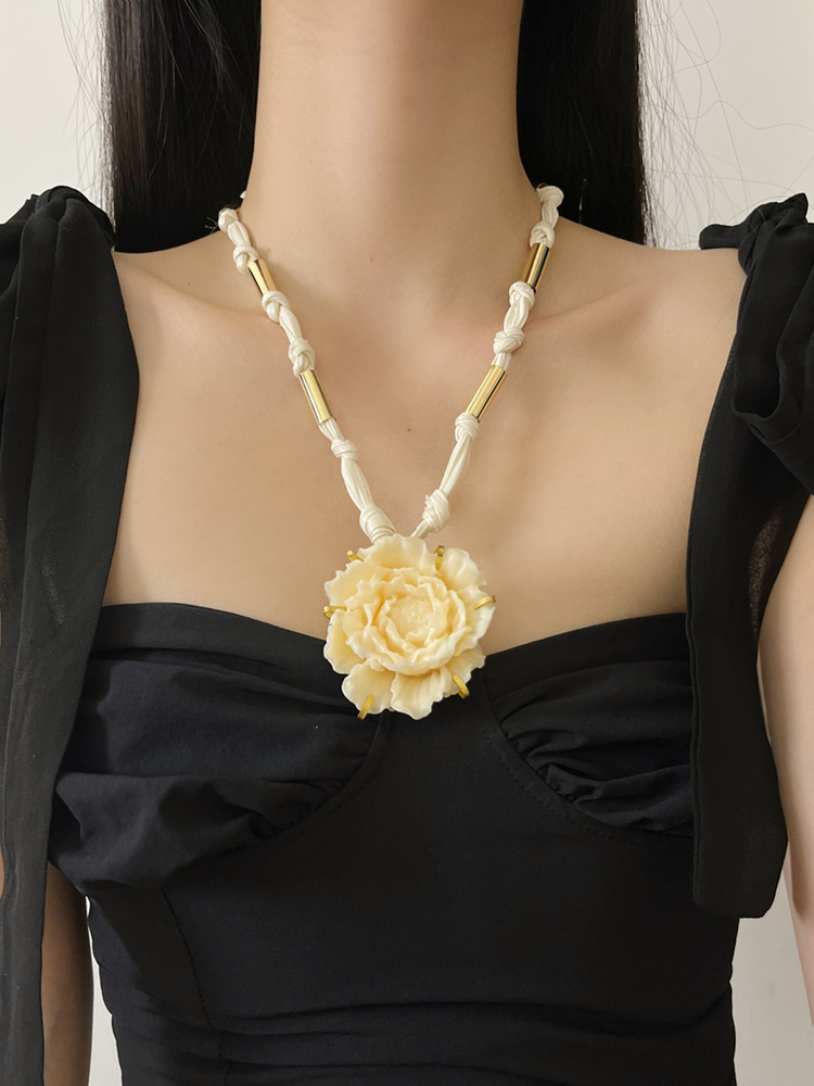 Exaggerated Contrasting Color Resin Flower Necklace for Women - 2025 High-End Fabric Splicing Sweater Chain, European and American Style Exaggerated Contrasting Color Resin Flower Necklace for Women - 2025 High-End Fabric Splicing Sweater Chain, European and American Style