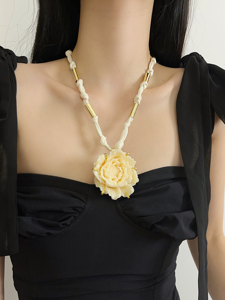 Exaggerated Contrasting Color Resin Flower Necklace for Women - 2025 High-End Fabric Splicing Sweater Chain, European and American Style Exaggerated Contrasting Color Resin Flower Necklace for Women - 2025 High-End Fabric Splicing Sweater Chain, European and American Style