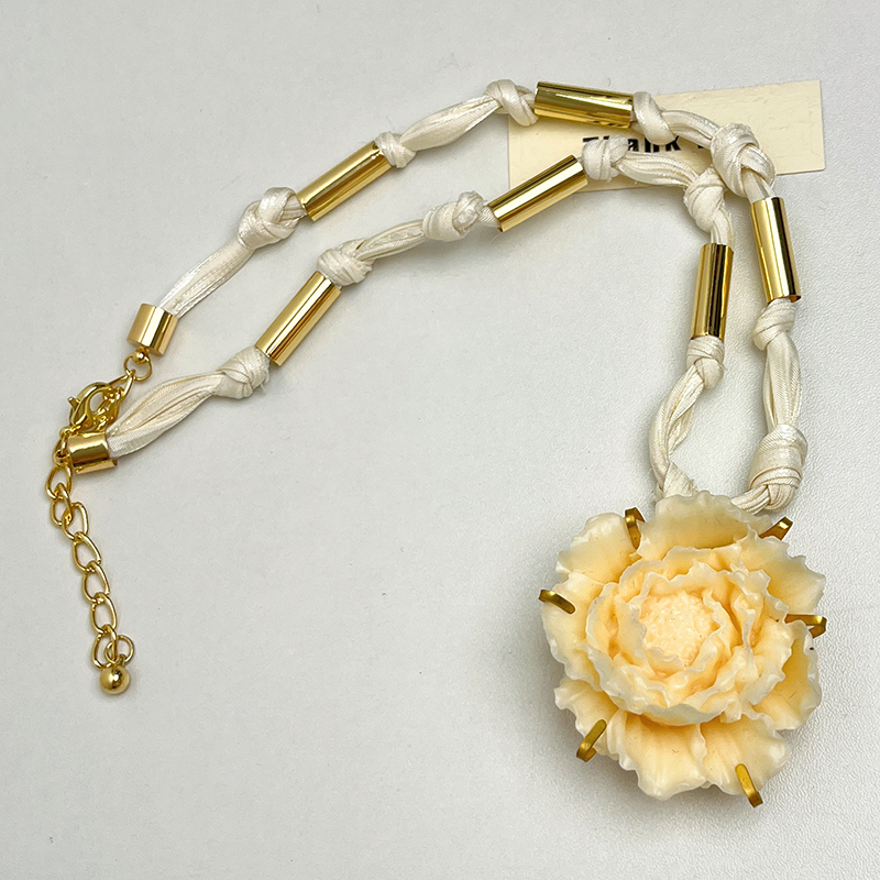 Exaggerated Contrasting Color Resin Flower Necklace for Women - 2025 High-End Fabric Splicing Sweater Chain, European and American Style