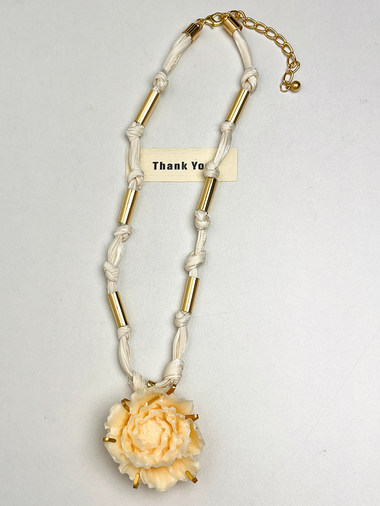 Exaggerated Contrasting Color Resin Flower Necklace for Women - 2025 High-End Fabric Splicing Sweater Chain, European and American Style Exaggerated Contrasting Color Resin Flower Necklace for Women - 2025 High-End Fabric Splicing Sweater Chain, European and American Style