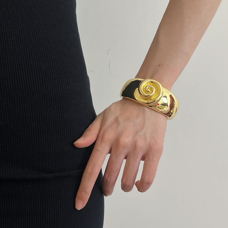 Exaggerated Glossy Nautilus Open Bracelet - Light Luxury Retro Wide Bangle for Women, High-End Fashion Statement Accessory Exaggerated Glossy Nautilus Open Bracelet - Light Luxury Retro Wide Bangle for Women, High-End Fashion Statement Accessory