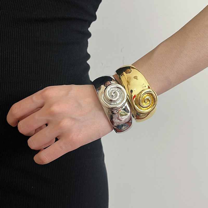 Exaggerated Glossy Nautilus Open Bracelet - Light Luxury Retro Wide Bangle for Women, High-End Fashion Statement Accessory Exaggerated Glossy Nautilus Open Bracelet - Light Luxury Retro Wide Bangle for Women, High-End Fashion Statement Accessory
