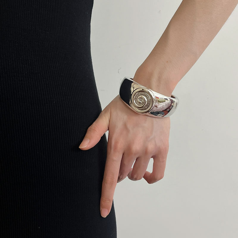 Exaggerated Glossy Nautilus Open Bracelet - Light Luxury Retro Wide Bangle for Women, High-End Fashion Statement Accessory Exaggerated Glossy Nautilus Open Bracelet - Light Luxury Retro Wide Bangle for Women, High-End Fashion Statement Accessory