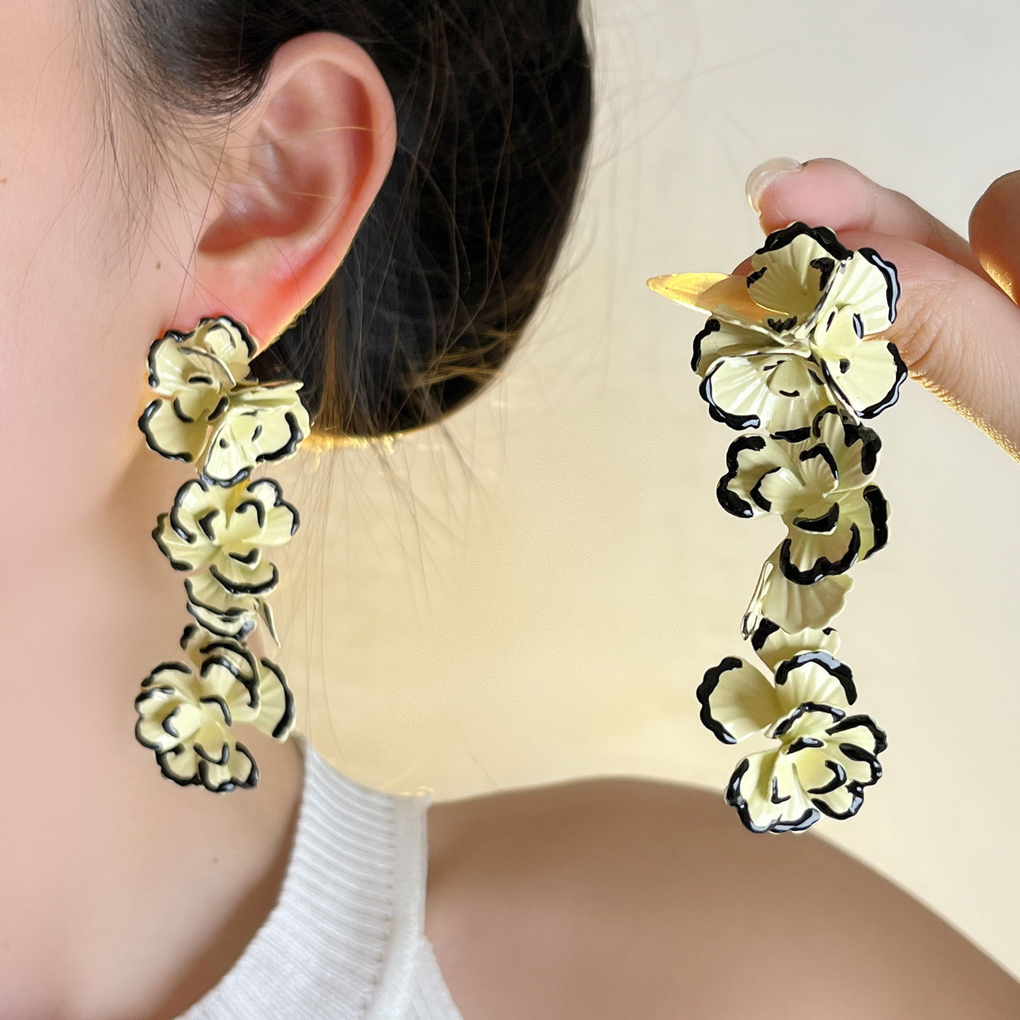 Exaggerated Retro Contrasting Color Metal Flower Long Earrings - 2025 High-End Stylish Ear Studs for Fashion Forward Looks