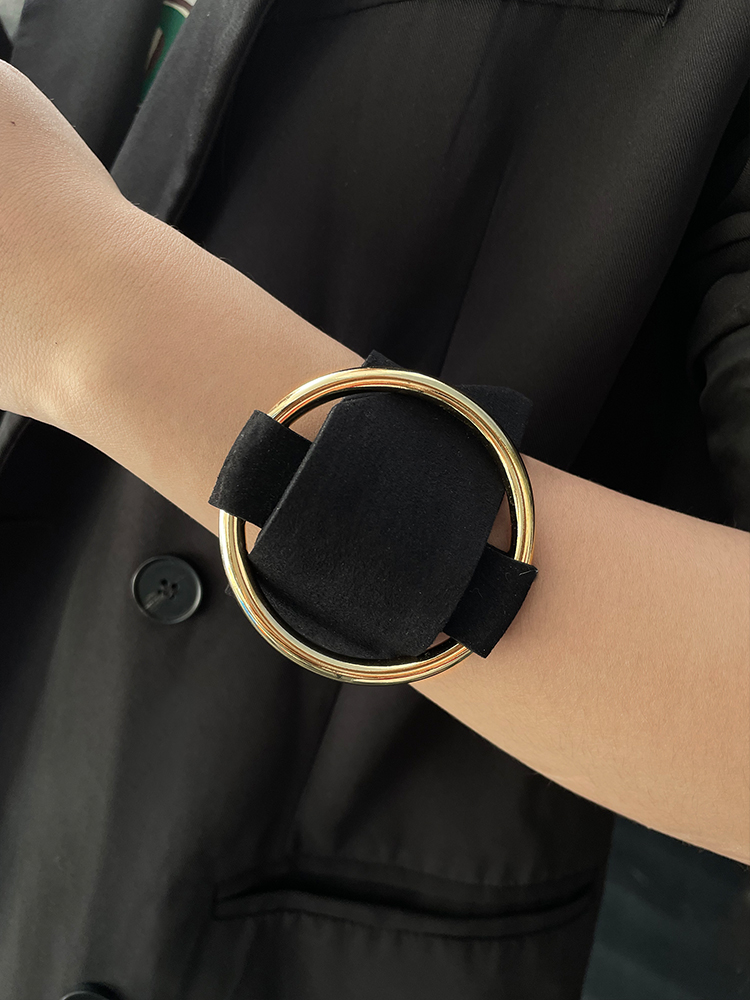 Exaggerated Round Ring Bracelet for Women - Stylish & Versatile High-End Niche Design Trendy Arm Accessory Exaggerated Round Ring Bracelet for Women - Stylish & Versatile High-End Niche Design Trendy Arm Accessory