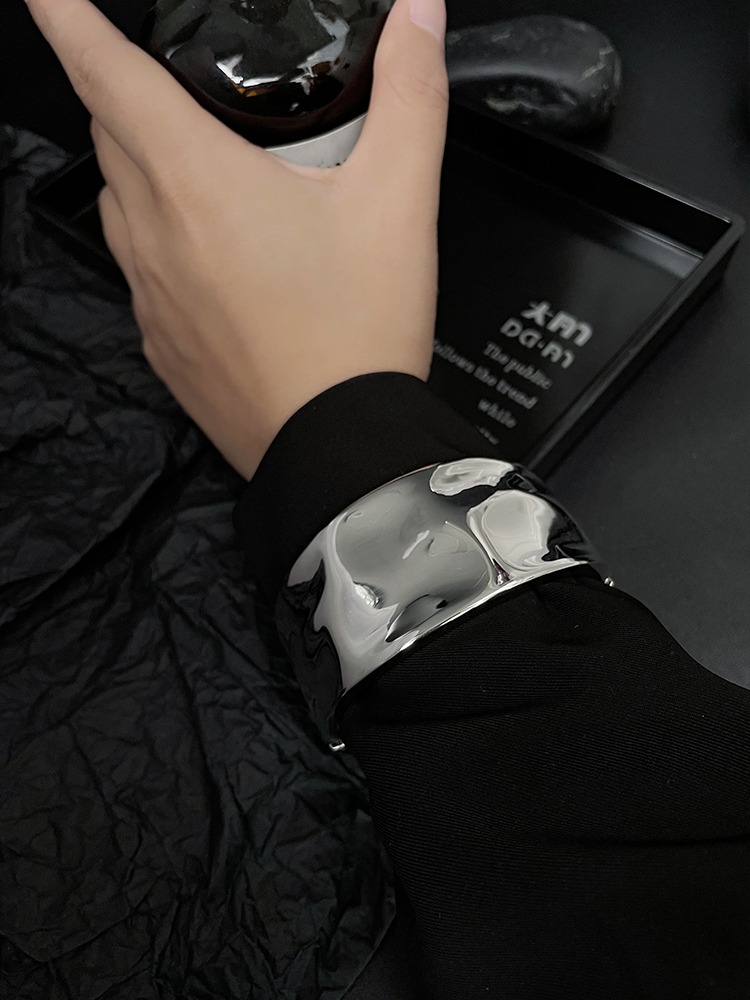 Exaggerated Wide Cuff Bracelet with凸凹 Texture, Punk Style Open Arm Ring Jewelry for Women, Statement Fashion Accessory Exaggerated Wide Cuff Bracelet with凸凹 Texture, Punk Style Open Arm Ring Jewelry for Women, Statement Fashion Accessory