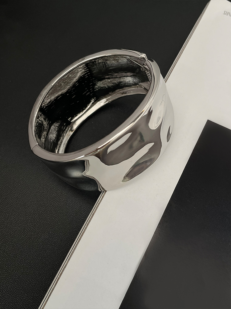 Exaggerated Wide Cuff Bracelet with凸凹 Texture, Punk Style Open Arm Ring Jewelry for Women, Statement Fashion Accessory Exaggerated Wide Cuff Bracelet with凸凹 Texture, Punk Style Open Arm Ring Jewelry for Women, Statement Fashion Accessory