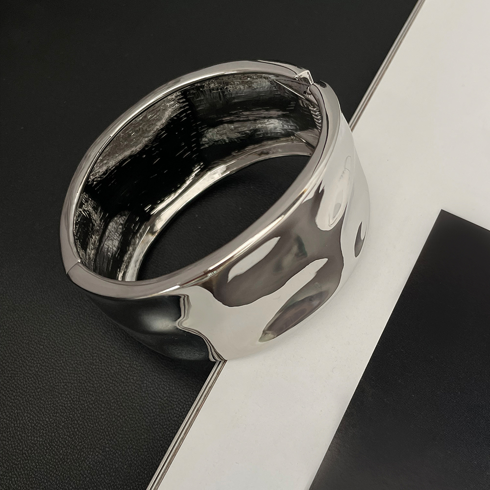 Exaggerated Wide Cuff Bracelet withå‡¸å‡¹ Texture, Punk Style Open Arm Ring Jewelry for Women, Statement Fashion Accessory