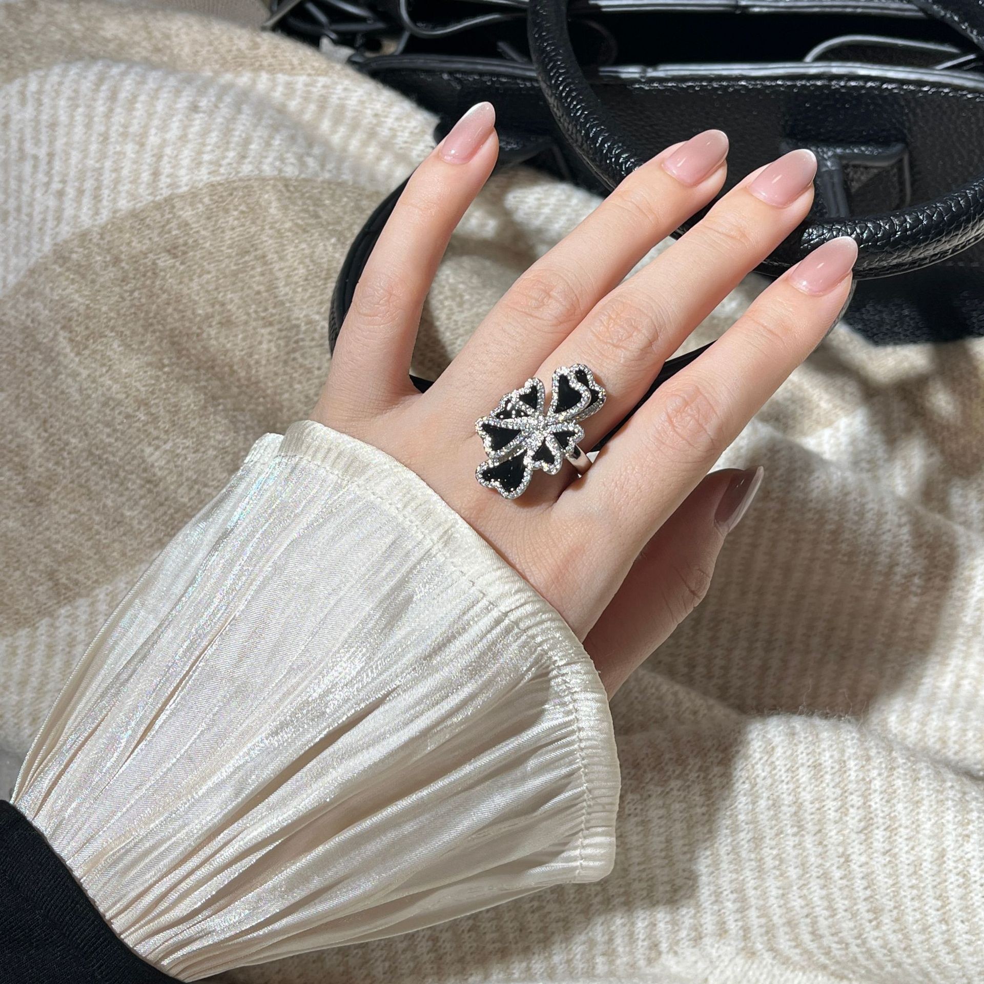 Exquisite Black Petal Ring for Women - Diamond-Studded Light Luxury Fashionable Index Finger Accessory Exquisite Black Petal Ring for Women - Diamond-Studded Light Luxury Fashionable Index Finger Accessory