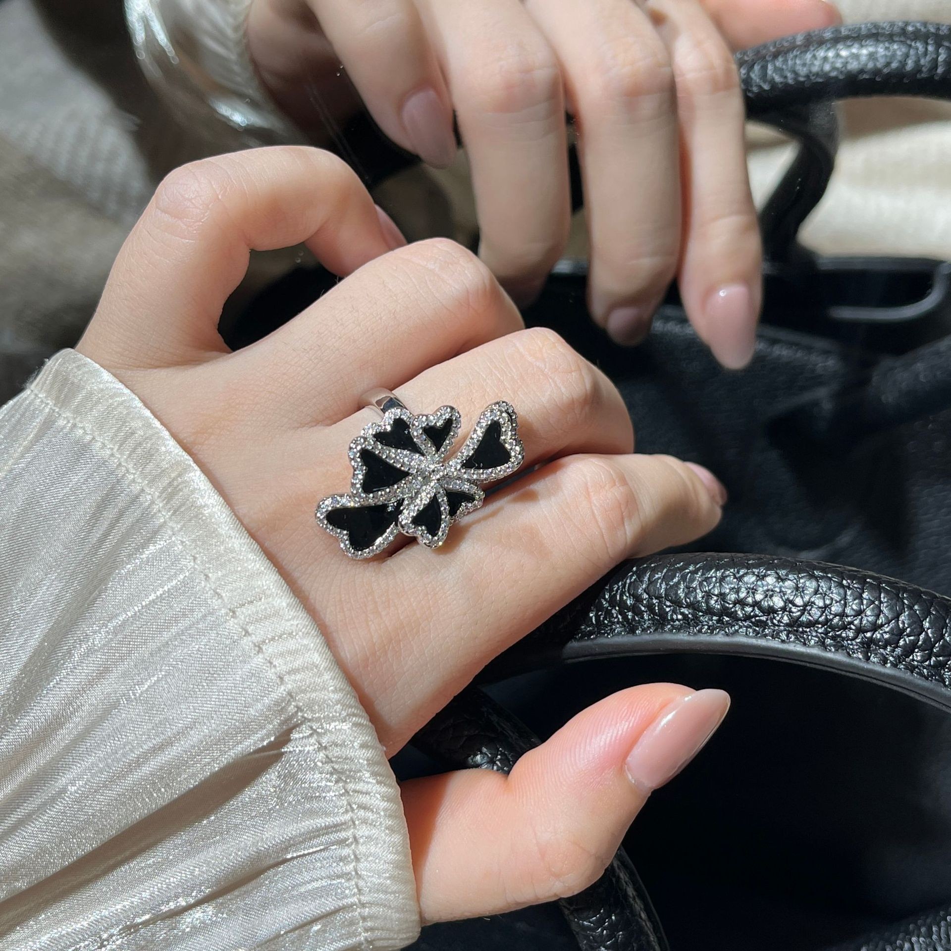 Exquisite Black Petal Ring for Women - Diamond-Studded Light Luxury Fashionable Index Finger Accessory Exquisite Black Petal Ring for Women - Diamond-Studded Light Luxury Fashionable Index Finger Accessory
