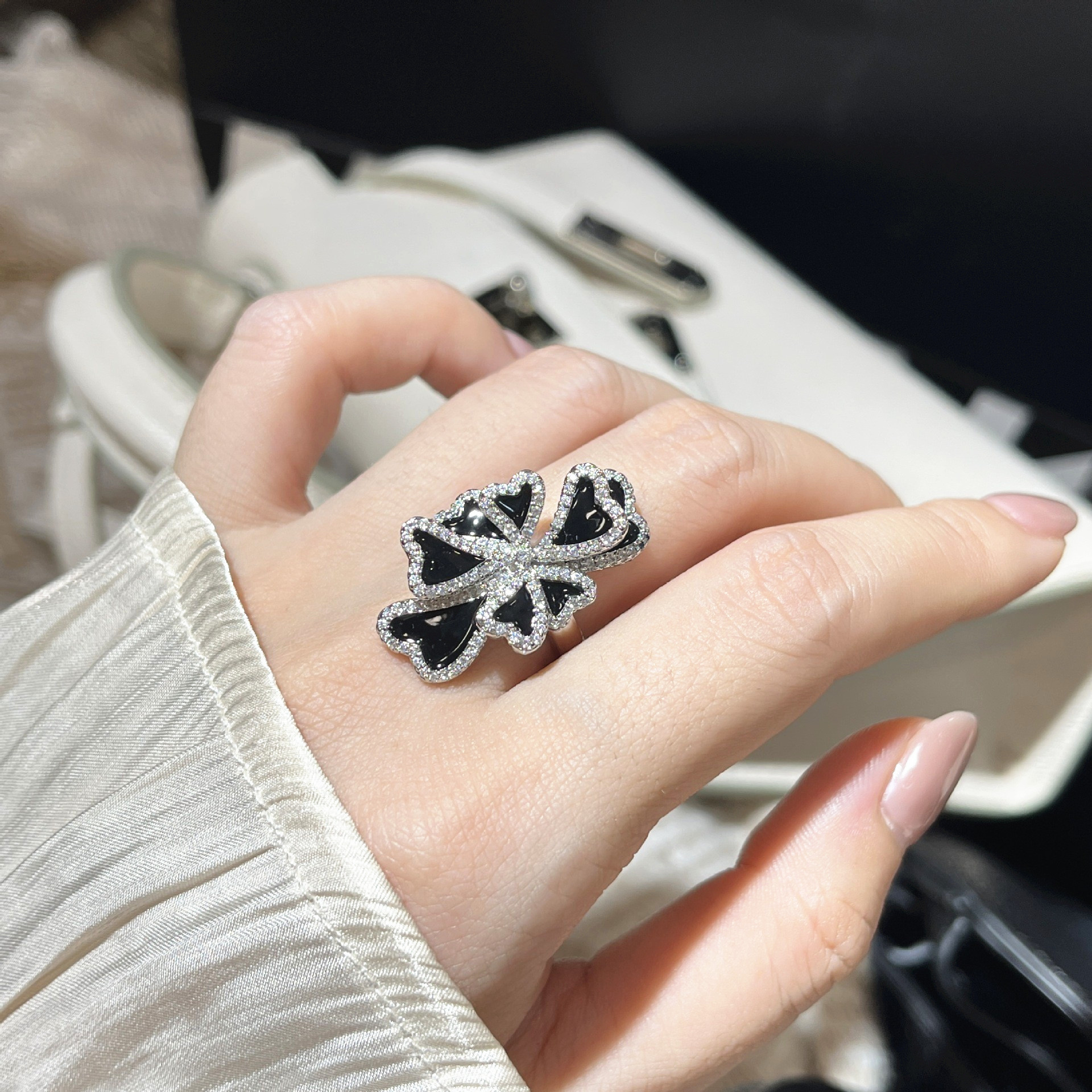 Exquisite Black Petal Ring for Women - Diamond-Studded Light Luxury Fashionable Index Finger Accessory Exquisite Black Petal Ring for Women - Diamond-Studded Light Luxury Fashionable Index Finger Accessory