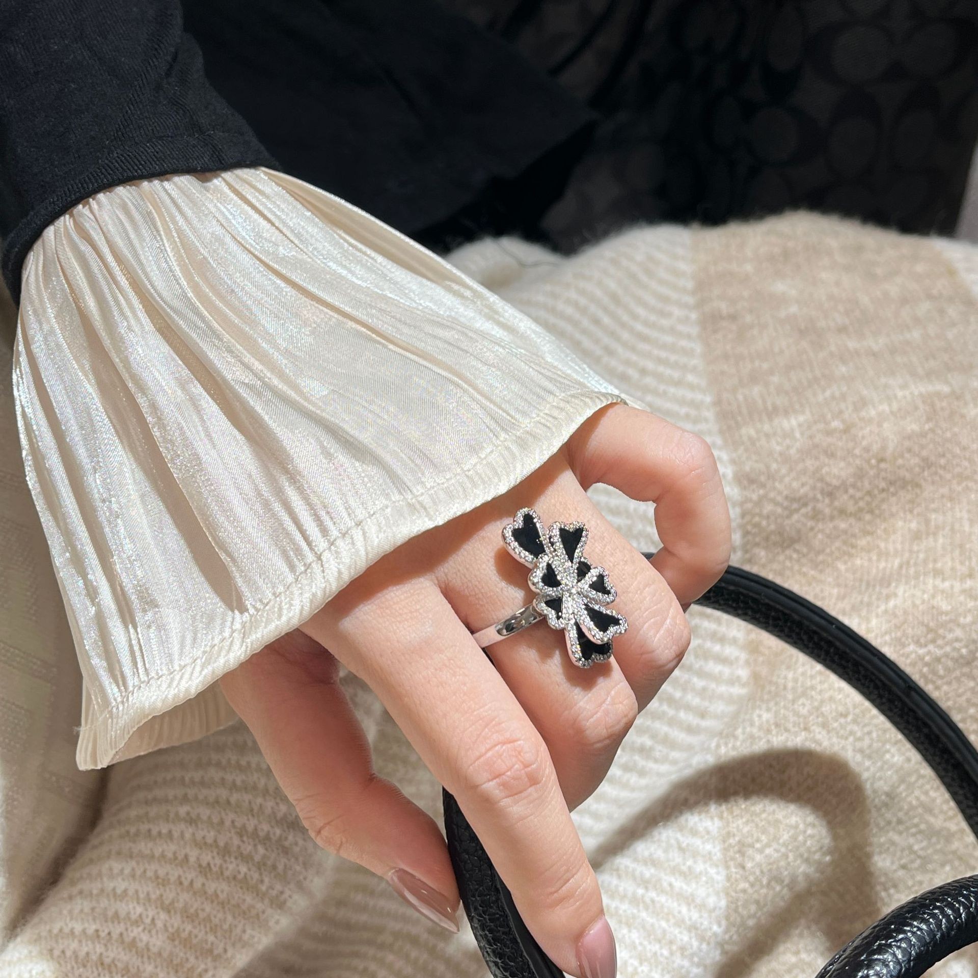 Exquisite Black Petal Ring for Women - Diamond-Studded Light Luxury Fashionable Index Finger Accessory Exquisite Black Petal Ring for Women - Diamond-Studded Light Luxury Fashionable Index Finger Accessory