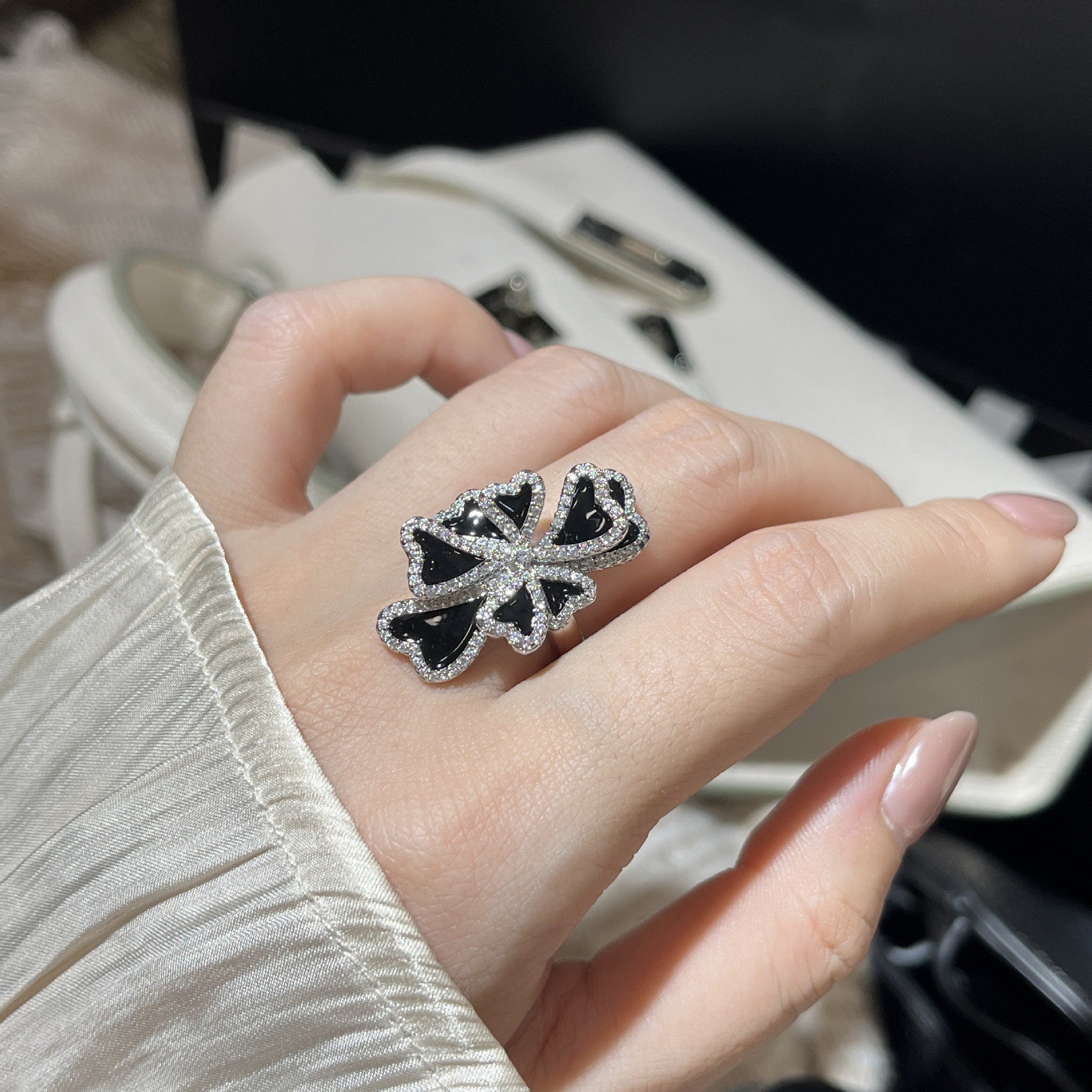 Exquisite Black Petal Ring for Women - Diamond-Studded Light Luxury Fashionable Index Finger Accessory