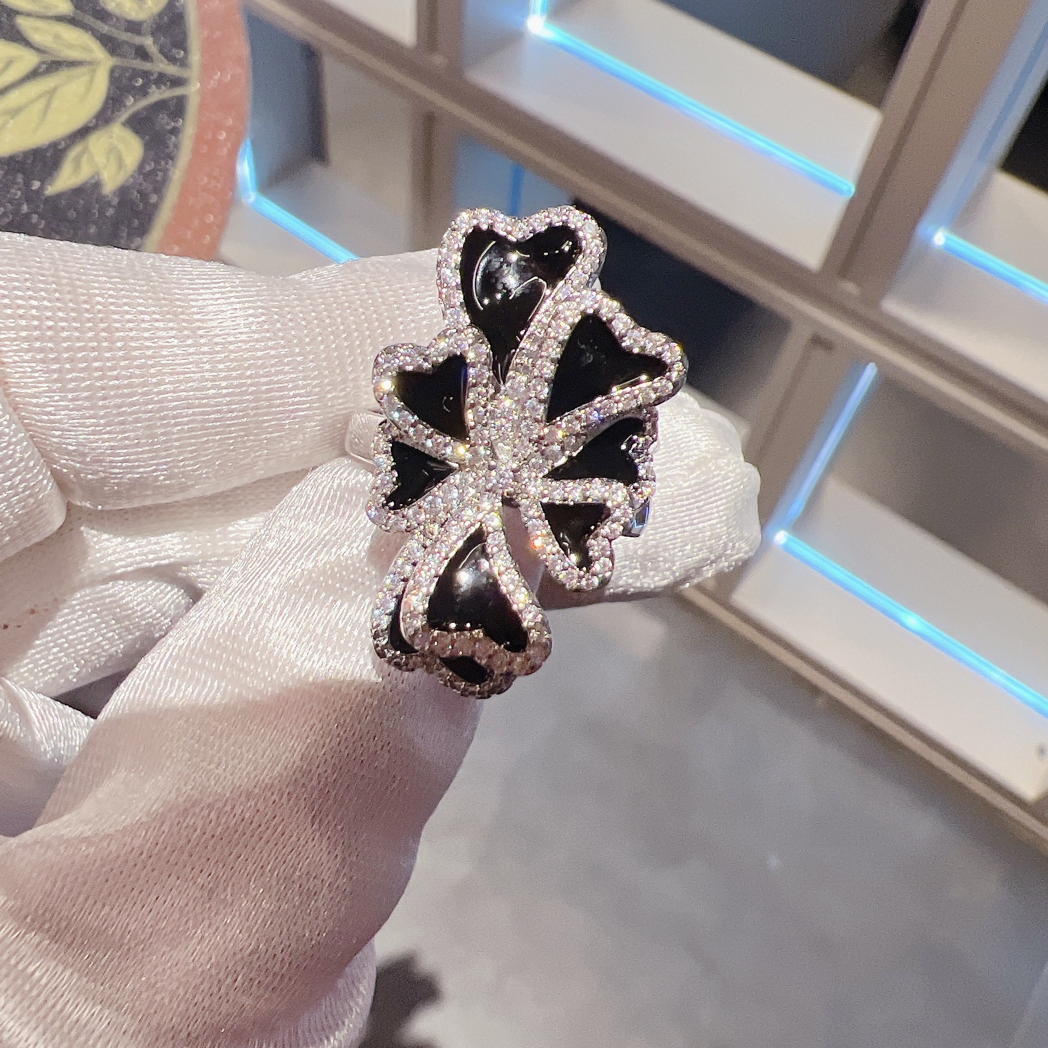 Exquisite Black Petal Ring for Women - Diamond-Studded Light Luxury Fashionable Index Finger Accessory Exquisite Black Petal Ring for Women - Diamond-Studded Light Luxury Fashionable Index Finger Accessory