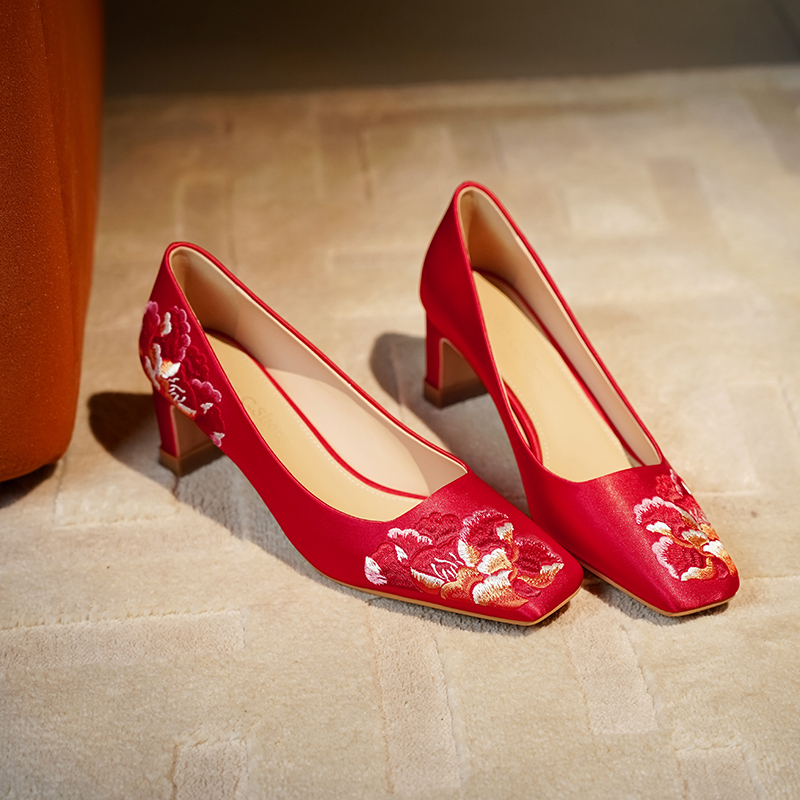 Exquisite Chunky Heel Wedding Shoes for Brides - Red Embroidered Chinese Xiuhe Style, High-End Comfort for Elegant Weddings